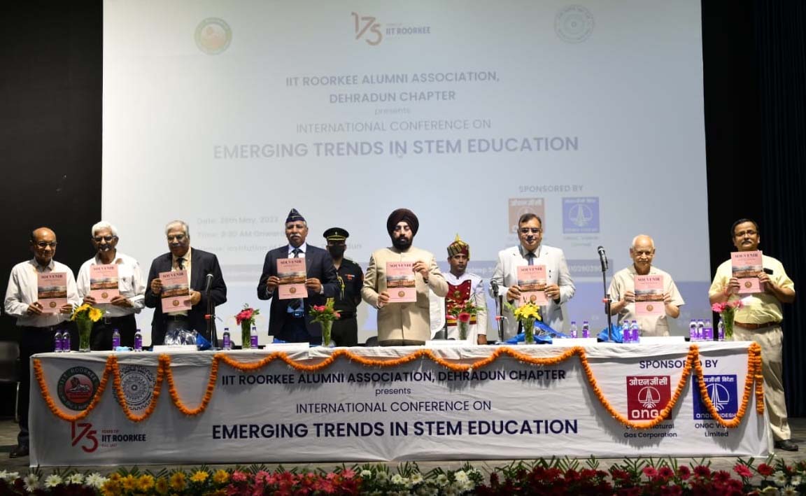 Governor Lt Gen Gurmeet Singh (Retd) released the Souvenir at the 175th year celebration of IIT Roorkee by IITRAA Dehradun Chapter