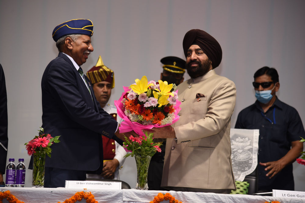 National President of IIT Alumni Association, Lt. Gen. (Retd) Vishwambhar Singh, welcoming Governor of Uttarakhand, Lt Gen Gurmeet Singh (Retd)