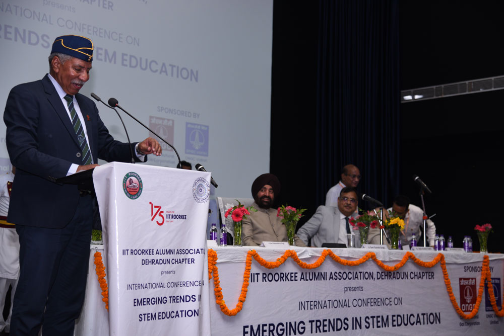 National President of IIT Alumni Association, Lt. Gen. (Retd) Vishwambhar Singh, addressing the alumni members